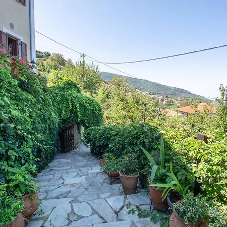 Traditional 4 Epoches Pensión Zagora